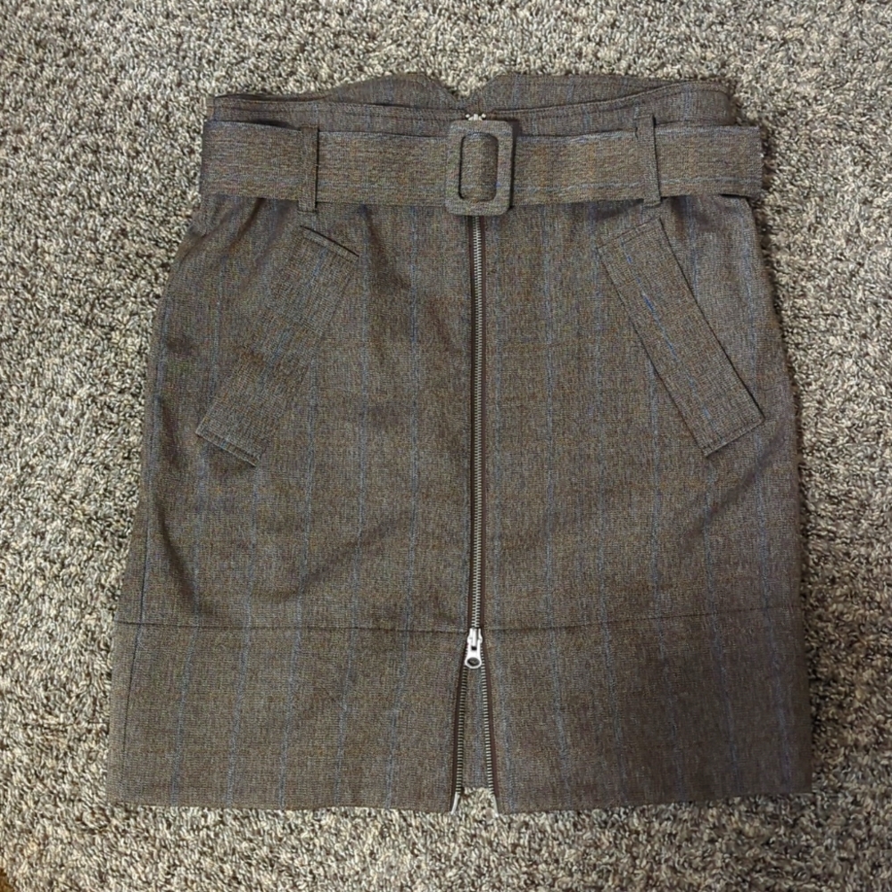 Neutral pencil skirt with matching belt.